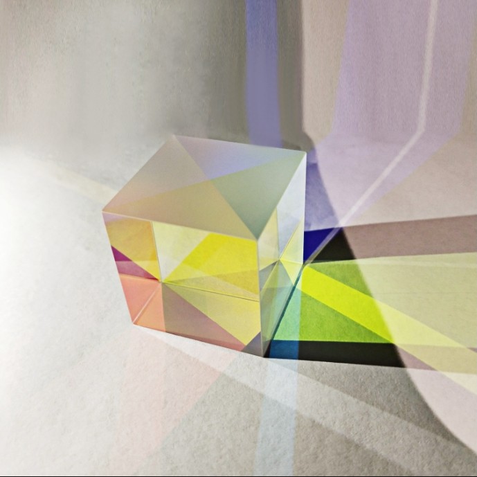 什么是合色棱鏡？它對投影儀有哪些作用？